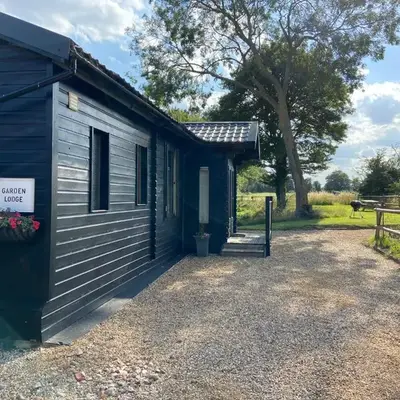 Spacious Garden Lodge at The Chestnuts