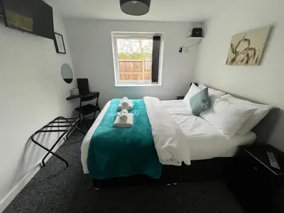 a bedroom with a bed with two stuffed animals on it at Mayland Motel in Mayland