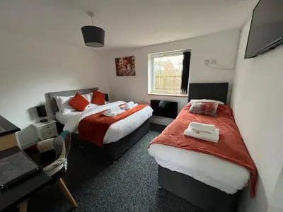 a hotel room with two beds and a window at Mayland Motel in Mayland