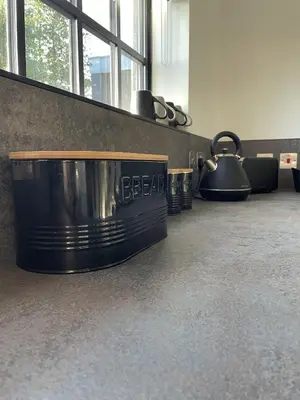a tea kettle and a bowl on the floor of an office at Booking Urban Halstead in Halstead