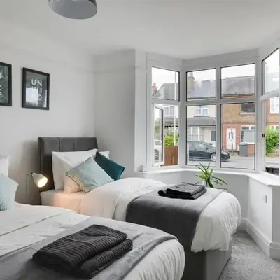 Spacious Three Bedroom House - Free Parking & Wifi