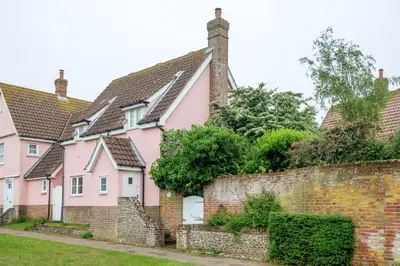 a row of houses behind a brick wall at Bryony Cottage, 3 bedroom house in the seaside town of Aldeburgh - Aldeburgh Coastal Cottages in Aldeburgh