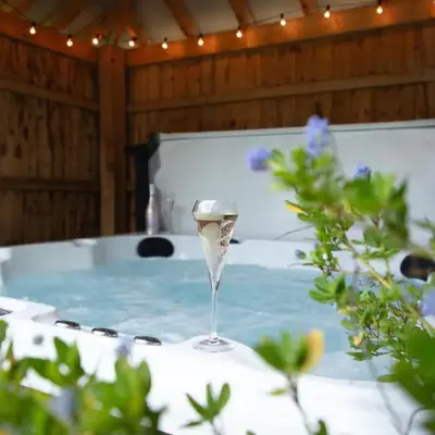 City to Country Retreat Luxury Cottage with Hot Tub
