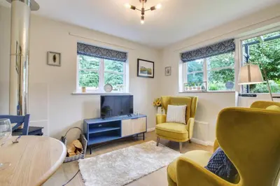 a living room with a tv and a table and chairs at 3 Bed in Letheringham oc-pclet in Kettleburgh