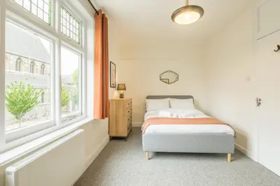 a bedroom with two beds and a window at Fabulous Large Apartment for 7 - CENTRAL Cambridge in Cambridge