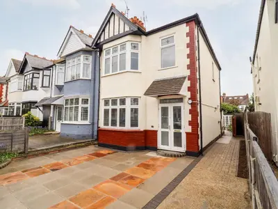 an empty courtyard in front of a house at Ninety Eight in Southend-on-Sea