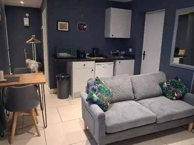 a living room with a couch and a kitchen at Suite near City, Science Park & Marshalls and close to Riverside walks in Milton