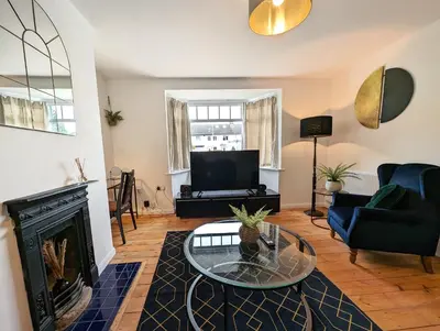 a living room with a fireplace and a tv at CENTRAL CAMBRIDGE, CHARMING 3-Bed HOUSE WITH FREE PARKING! in Cambridge