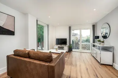 a living room with a couch and a television at Citystay Living - Dutch's Corner in Cambridge