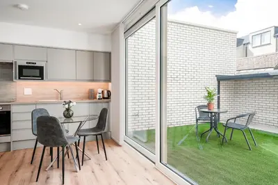 a kitchen and dining room with a table and chairs at Citystay Living - Holland Place in Cambridge