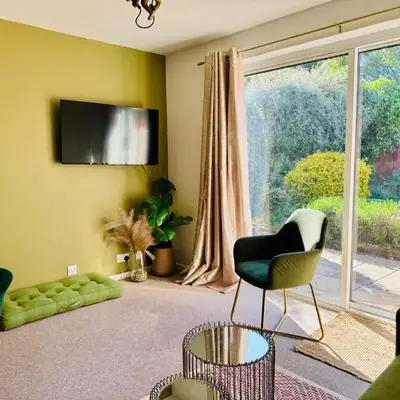 The Jade House - Cambridge Rental with Garden and BBQ