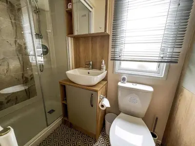 Gallery image of Lovely 6 Berth Caravan At Weeley Bridge In Essex Ref 69015R in Weeley