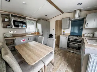 Gallery image of Lovely 6 Berth Caravan At Weeley Bridge In Essex Ref 69015R in Weeley