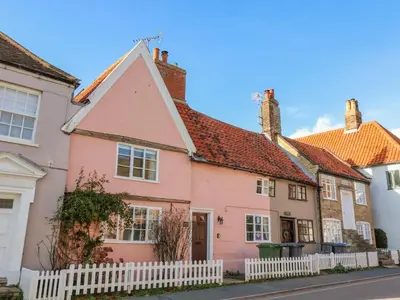 a pink house in a row of houses at Lavender Cottage, Aldeburgh in Aldeburgh