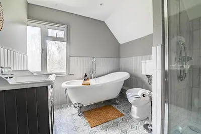 a bathroom with a tub and a toilet and a sink at Suitable For Contractors 2 Double Beds and Sofa Bed Private Parking in Harlow