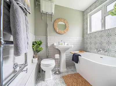 a bathroom with a tub and a toilet and a sink at Suitable For Contractors 2 Double Beds and Sofa Bed Private Parking in Harlow