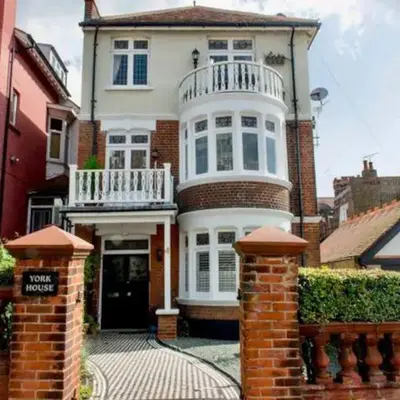 3 Bedroom Spacious Seaside Apartment with Estuary Views