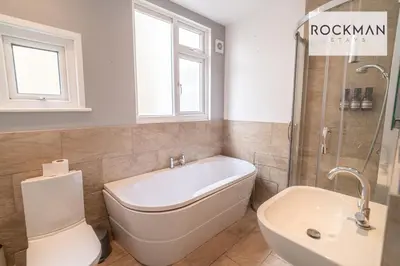 a bathroom with a tub and a toilet and a sink at 5 Bed Apartment Close To Beach with Off-street parking - Perfect for Contractors - Fast Wi-Fi - Close to beach in Southend-on-Sea