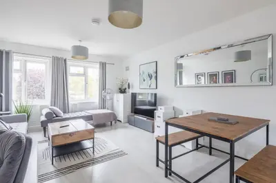 a living room with a couch and a table at Lovely 2 bedroom apartment - ideal location in Cambridge