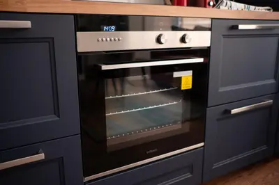 a black and white oven in a kitchen at Modern accomodation in Westcliff-On-Sea in Westcliff On Sea