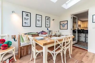 a kitchen and dining room with a table and chairs at 3 Bed in Eastbridge oc-cob in Theberton