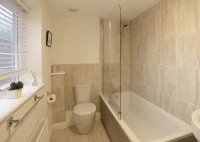 a bathroom with a toilet and a tub and a sink at 3 Bed in Eastbridge oc-cob in Theberton