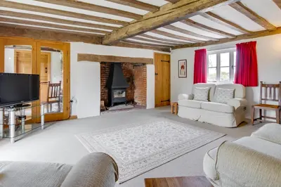 a living room with a couch and a tv at 5 Bed in Finningham oc-obhf in Finningham