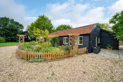 a small house with a garden in front of it at 3 Bed in Wilby oc-slowlo in Wilby