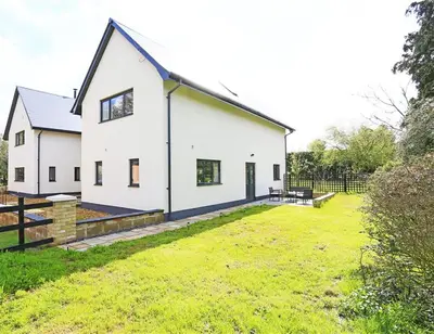 a white house with a yard in front of it at 2 Bed in Leiston oc-cqa in Theberton