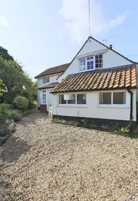 a white house with a gravel driveway at 3 Bed in Leiston oc-wil in Theberton