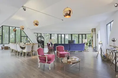 a living room with a table and chairs at 6 Bed in Lavenham oc-stofa in Lavenham