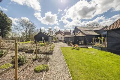 a garden in front of a house at The Firs in Cratfield